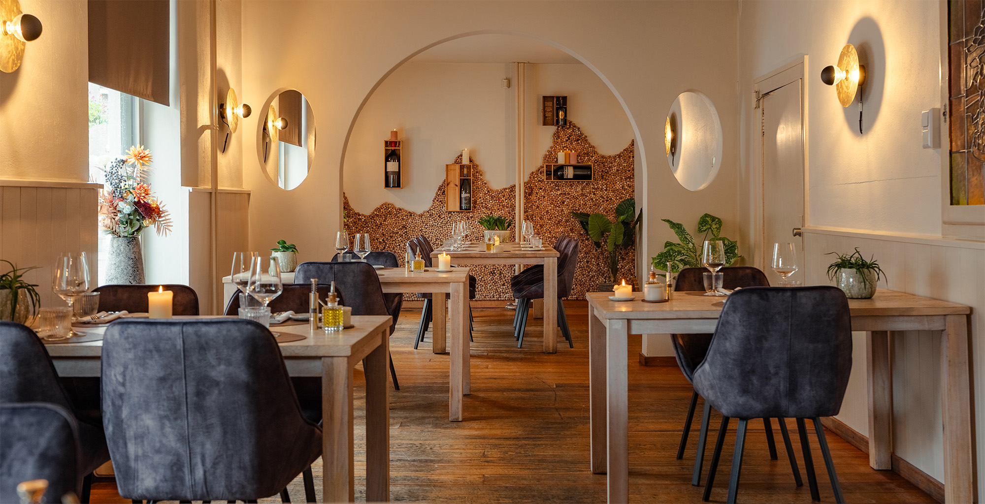Kaarslicht en gedekte tafels in restaurant De Lindeboom - New Style in Beek